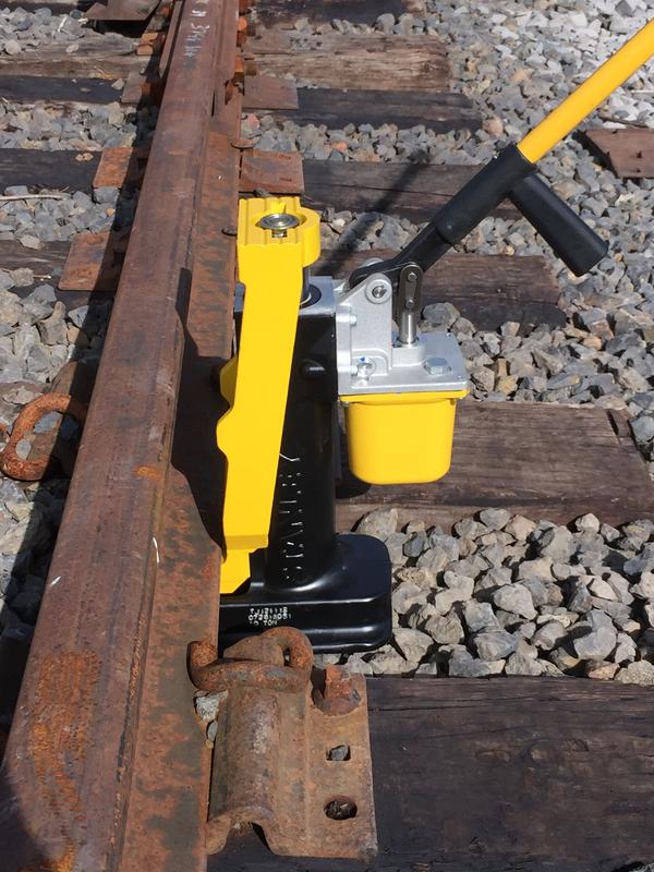 Stanley TJ12 Track Jack - Accudraulics